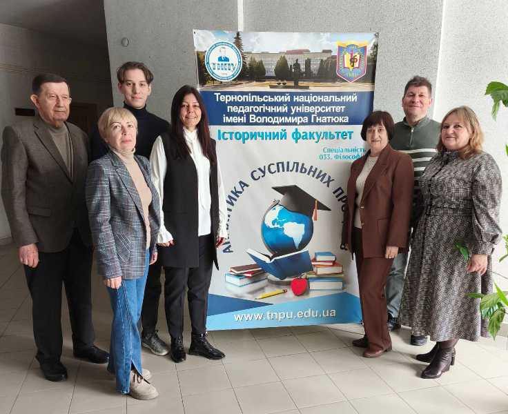 Стейкголдери разом з гарантами ОП біля банера